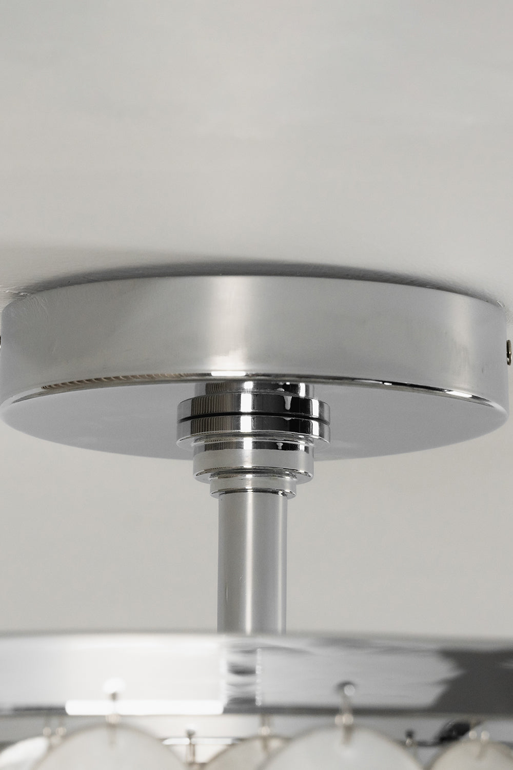 Polished chrome ceiling canopy for shell lamp | Iron | Close-up of the silver mount and central rod | vexa lamps