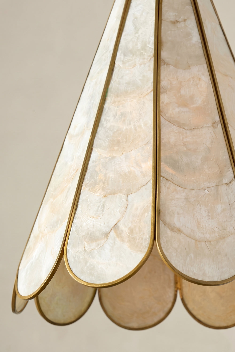 Magnolia Shell Pendant Light |Shell detail | Samu  Lamp