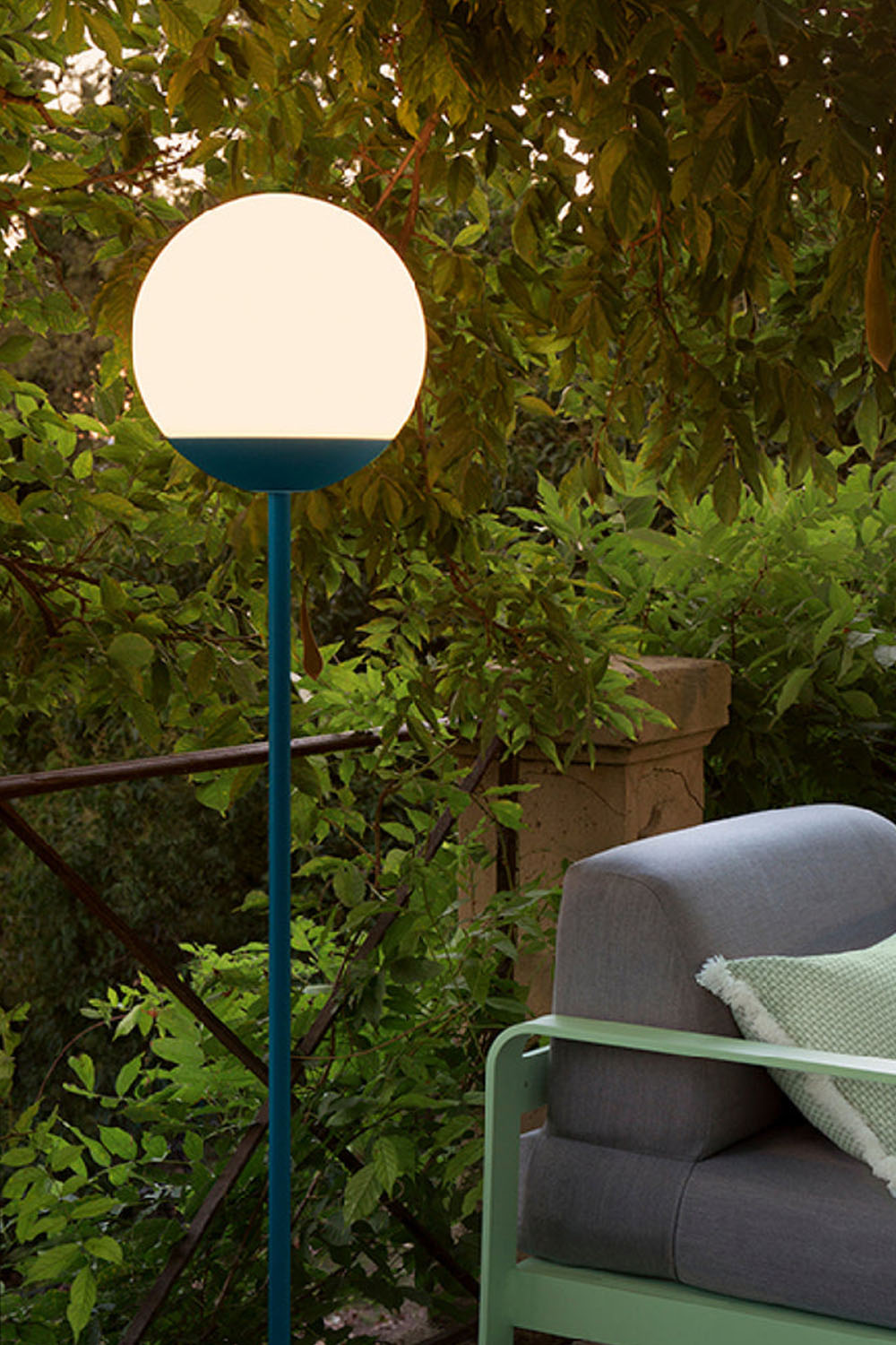 Mooon Outdoor Rechargeable Floor Lamp - view 4 | everlamps