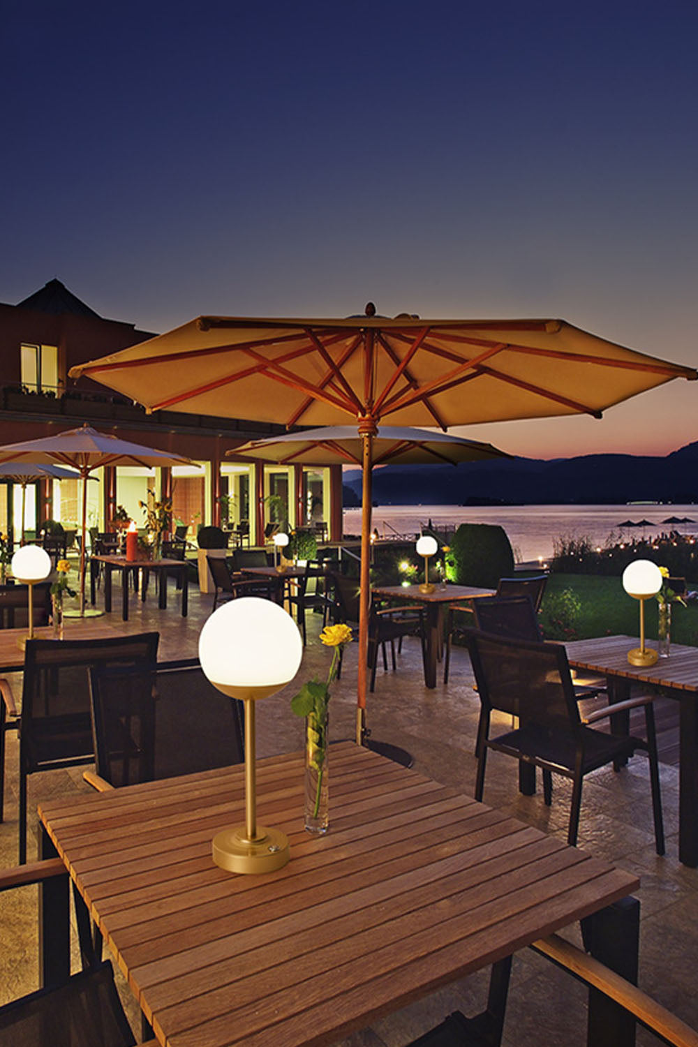 Mooon Outdoor Rechargeable Table Lamp - view 21 | everlamps