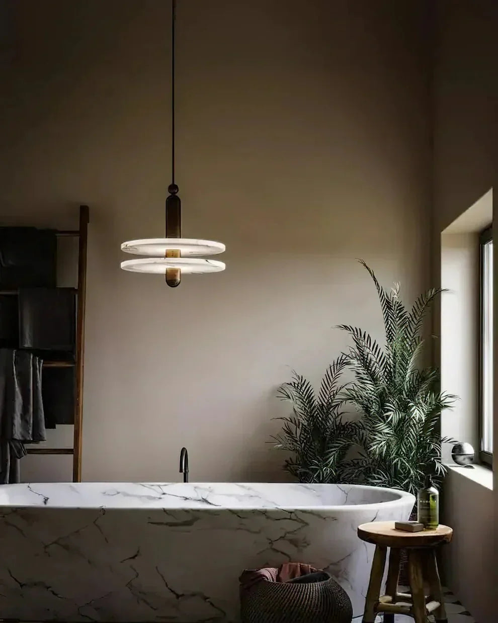 Alabaster Comet Pendant Lamp - D 40cm x H 45cm / ∅ 15.7″ x H 17.7″BlackWarm Lighteverlamps
