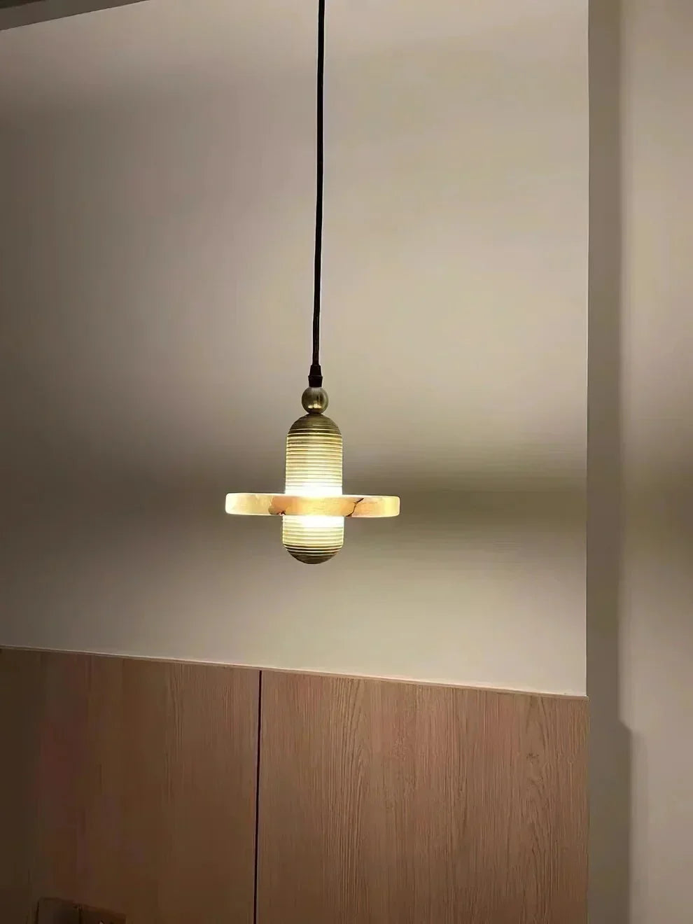 Alabaster Comet Pendant Lamp - D 28cm x H 31.5cm / ∅ 11″ x H 12.4″BlackWarm Lighteverlamps