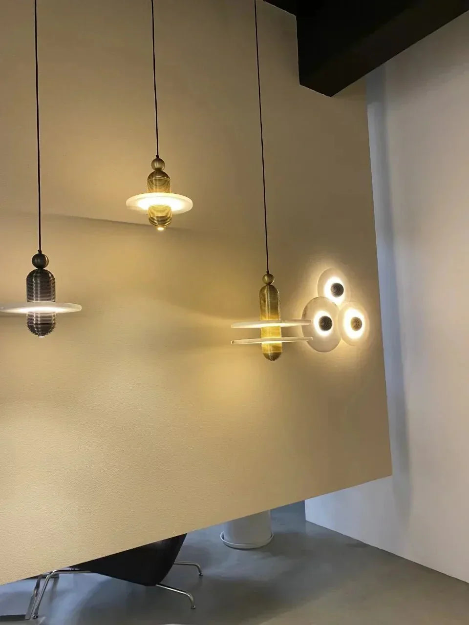 Alabaster Comet Pendant Lamp - D 40cm x H 45cm / ∅ 15.7″ x H 17.7″BlackWarm Lighteverlamps