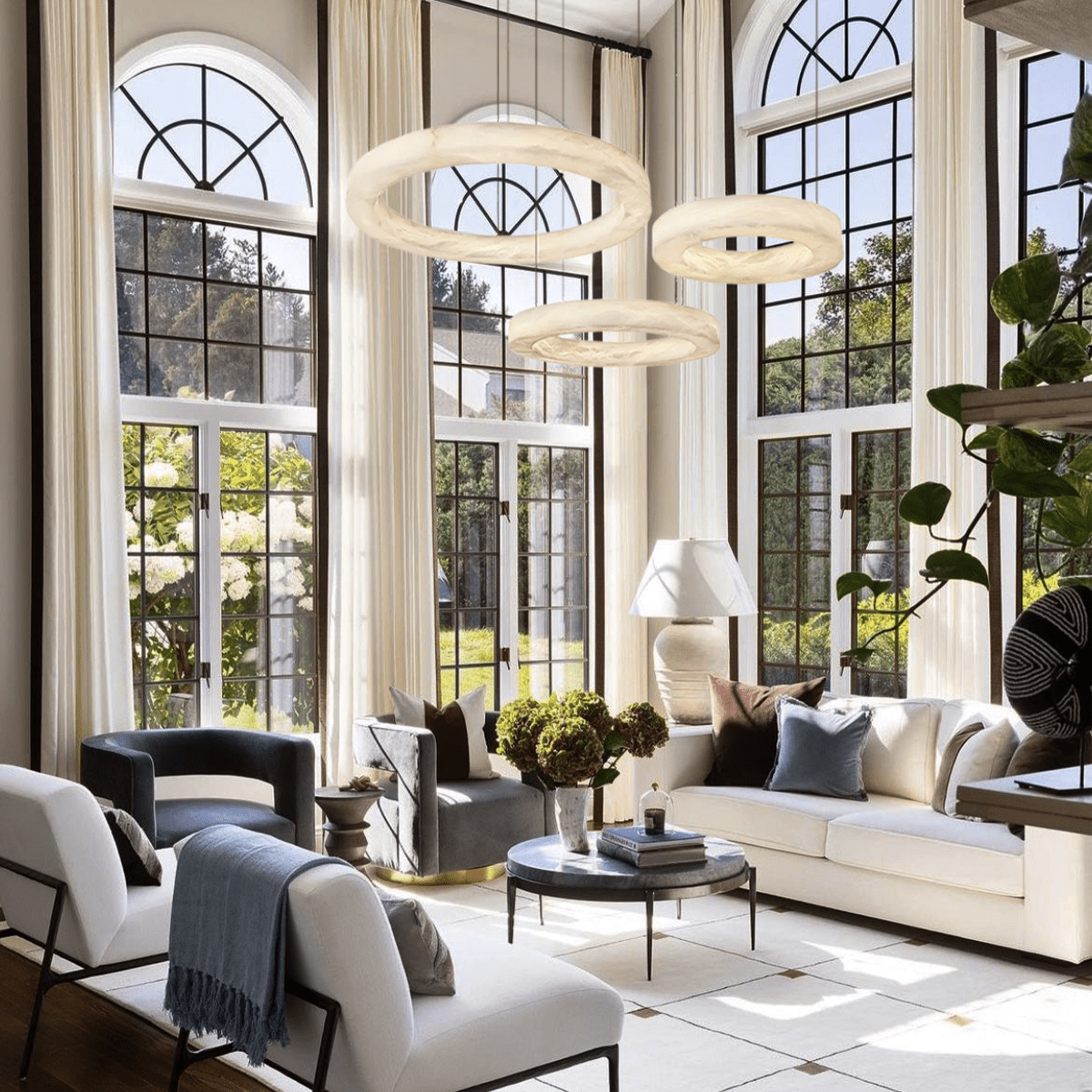 Glacera Alabaster Round Chandelier 19'' 27'' 36'' 60''D - D 19.7"+D 27.6"+D 35.4"Brasseverlamps